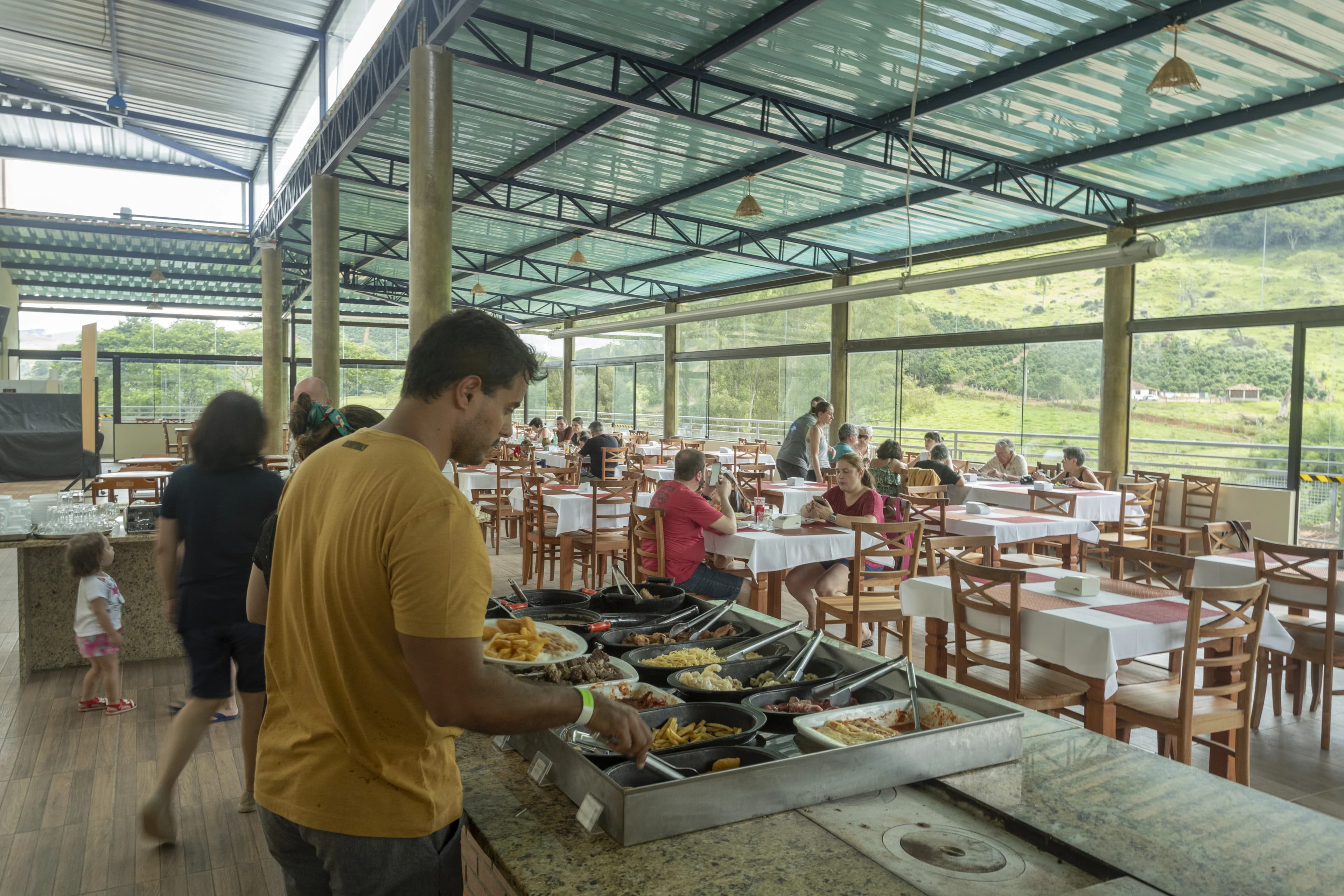 Restaurante panorâmico · Paredes de vidro · Vista para a Mantiqueira