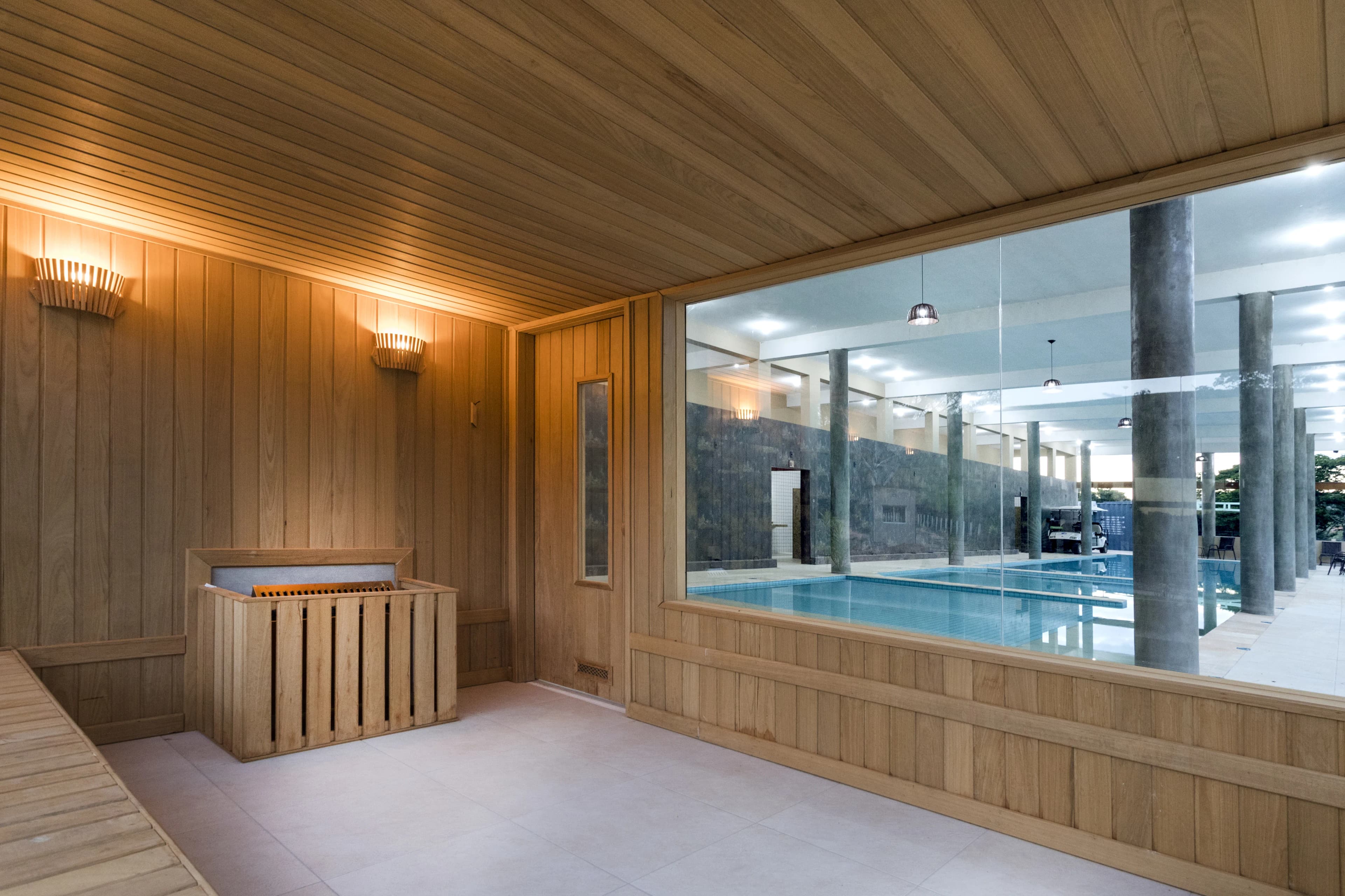 Sauna com Vista para Piscina
